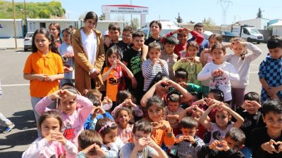 İstanbul’da yaşayan bir grup gönüllü, kendi aralarında topladıkları parayla bayramlık