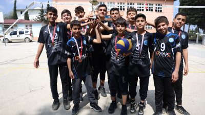 Depremin vurduğu Hatay’da ortaokul öğrencileri, okullarının bahçesindeki beton sahada hazırlanarak