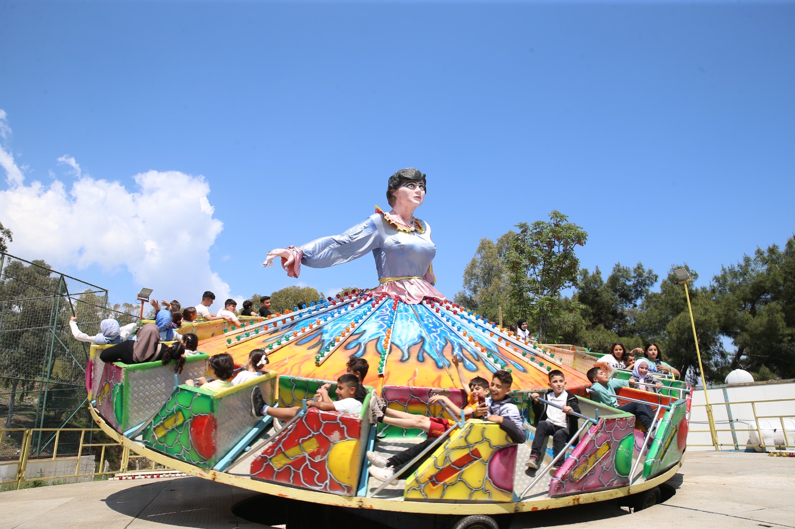 Depremzede çocuklar lunaparkta eğlendi