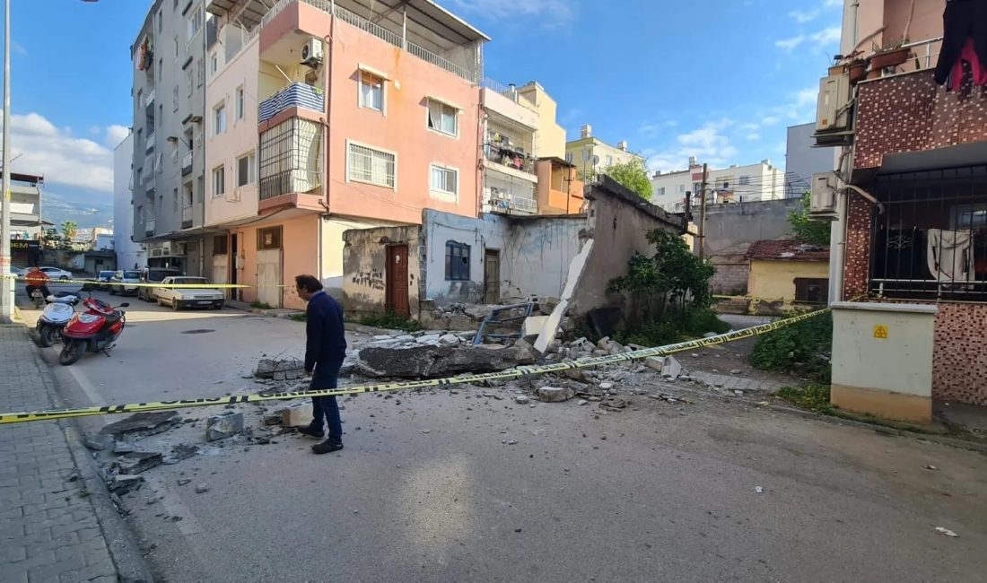 Hatay’ın İskenderun ilçesinde bulunan tek katlı metruk bir bina, bugün
