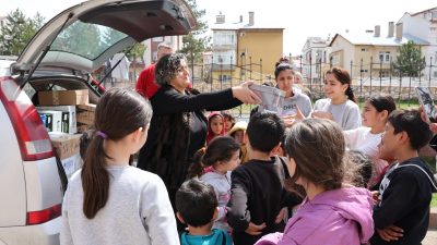 Depremin vurduğu Hatay’da yaşayan afetzede vatandaşlara yardım eli Avrupa’da yaşayan