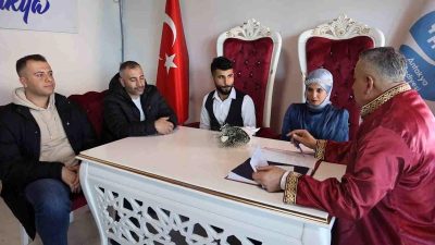 
Hatay'ın Antakya ilçesinde 800 afetzede çift, konteynerde hizmetine devam eden evlendirme dairesinde