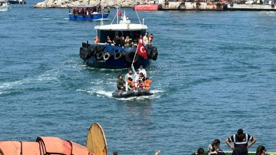 Hatay'ın Dörtyol ilçesinde "Motorları Maviliklere Süreceğiz" etkinliği kapsamında tekne turu