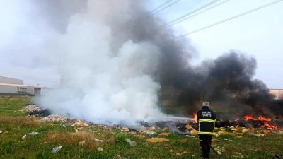 
Hatay'ın Payas İlçesi'nde meydana gelen çöp yangını, itfaiye ekiplerinin müdahalesiyle
