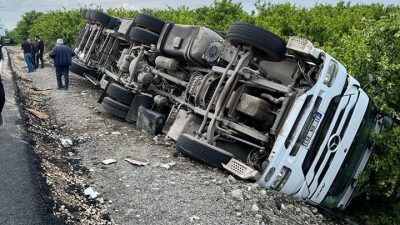 Erzin-Kuzuculu arasında yapılan yeni yol, ilk büyük kaza ile sarsıldı.