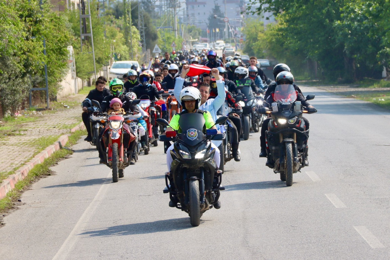 “Dörtyol’un Sıra Dışı Başkanı: Türk Bayrağıyla Motosiklet Konvoyunda!”