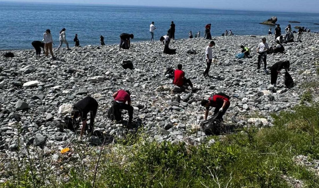 Hatay'ın Samandağ ilçesinde öğretmen ve öğrenciler sahili çöplerden arındırdı.