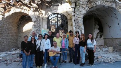 Antakyalı sanatçılar depremde en çok zarar gören saray caddesinde yıkıntıların