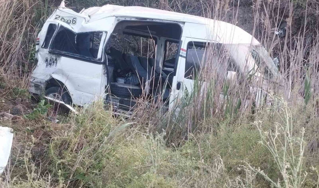 Hatay’da tarım işçilerini taşıyan minibüs yol kenarına devrildi, kazada 14
