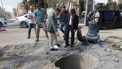 İskenderun Kaymakamı Murat Sefa Demiryürek ve Belediye Başkanı Mehmet Dönmez,