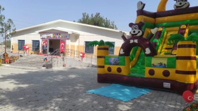 Hatay’ın Erzin ilçesinde bulunan Gökdere Cemil Meriç Anaokulu, 23 Nisan