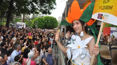 Adana’da düzenlenen 12. Uluslararası Portakal Çiçeği Karnavalı’nın geleneksel kostümlü kortej