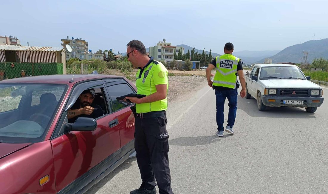 Hatay’ın Samandağ ilçesinde polis ekiplerinin trafik denetiminde 6 sürücüye para