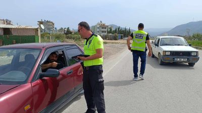 Hatay’ın Samandağ ilçesinde polis ekiplerinin trafik denetiminde 6 sürücüye para
