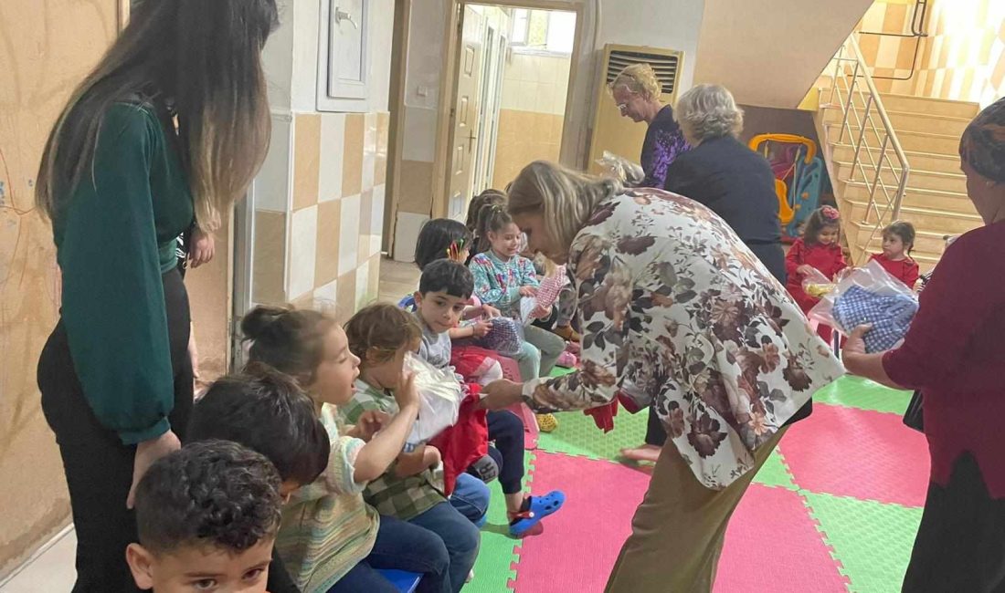 Hatay’ın Samandağ ilçesinde dikiş eğitimi alan kursiyerler, tasarladıkları kıyafetleri anaokulu