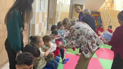 Hatay’ın Samandağ ilçesinde dikiş eğitimi alan kursiyerler, tasarladıkları kıyafetleri anaokulu