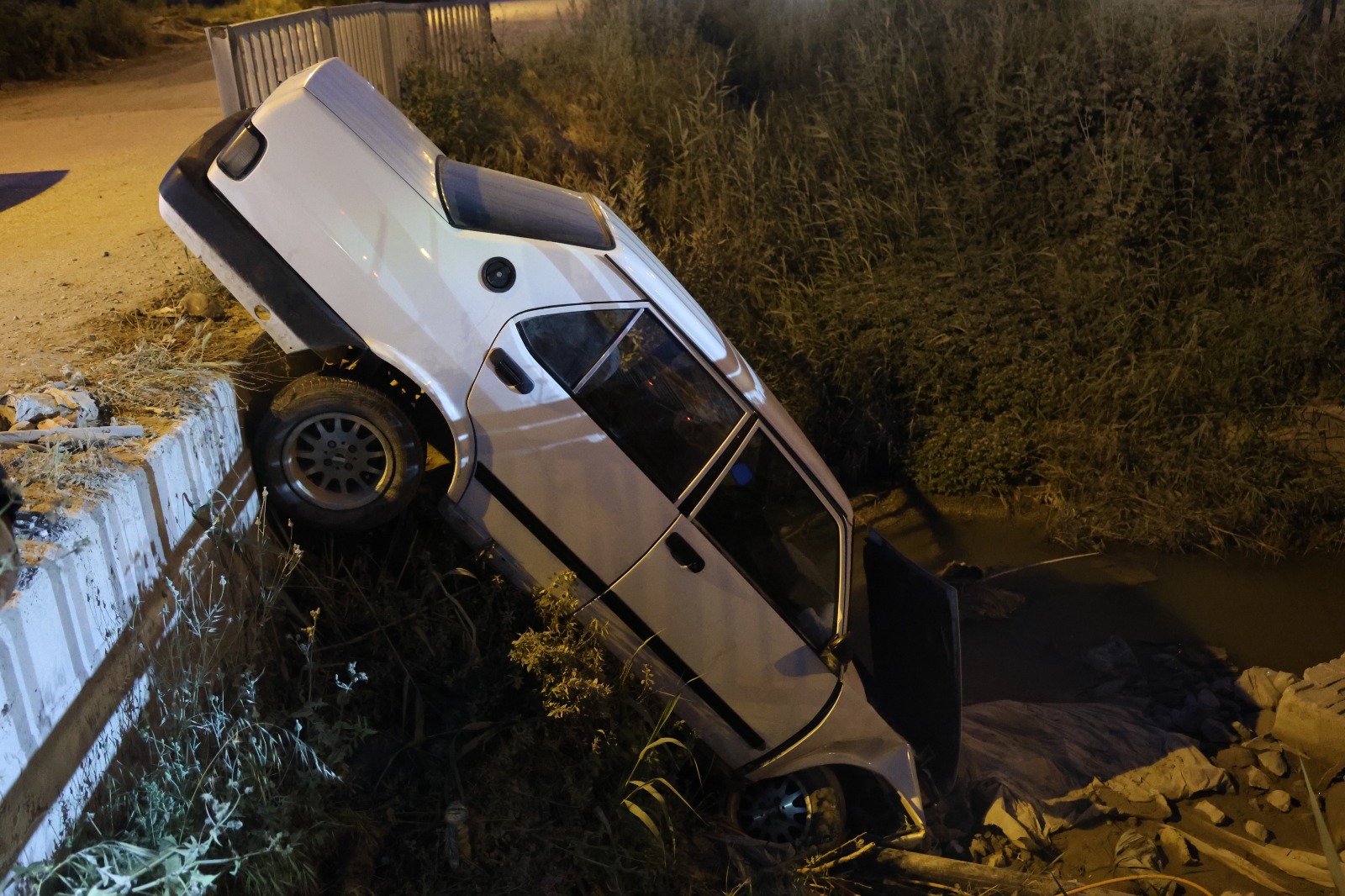 Antakya’da Otomobil Su Kanalına Uçtu