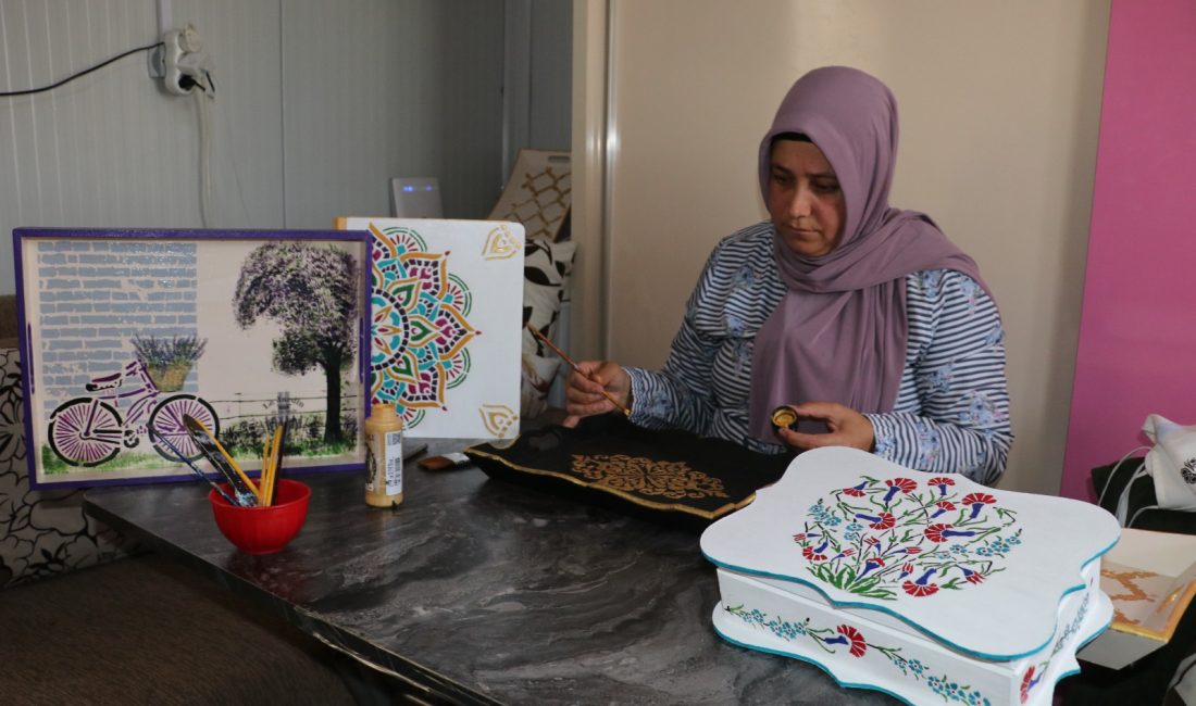 Depremlerden etkilenen Hatay'da, konteyner