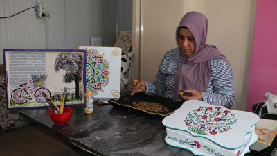 Depremlerden etkilenen Hatay'da, konteyner kentte yaşayan afetzede kadınlar, ahşap boyama