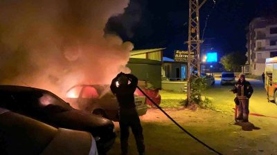 Hatay’da park halindeyken yanmaya başlayan araç alevlere teslim oldu. Yangın,