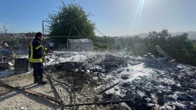 Defne ilçesinde Pazartesi günü yaşanan çadırkent yangınında 3 çadır tamamen