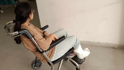 Hatay’ın Samandağ ilçesinde sahipsiz köpekten kaçarken düşen genç kızın ayağı