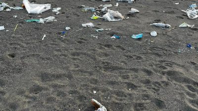  Yaz sezonuna kısa bir süre kala Samandağ sahilinde çöp kirliliği