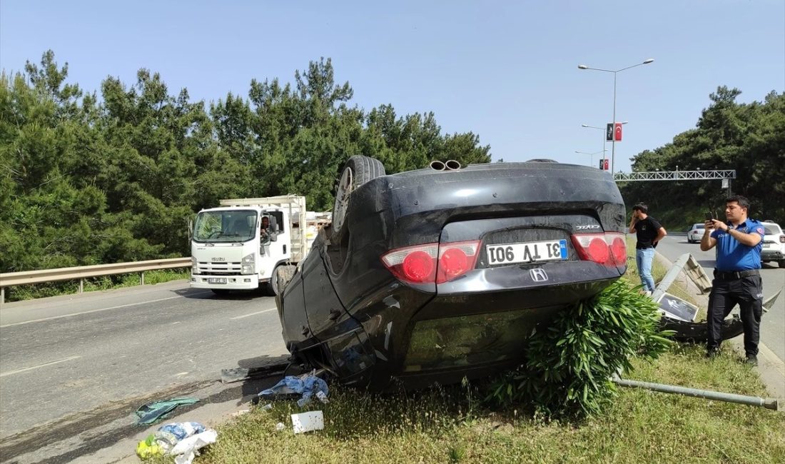 Hatay’ın Belen ilçesinde meydana gelen trafik kazasında, bir otomobil refüjdeki