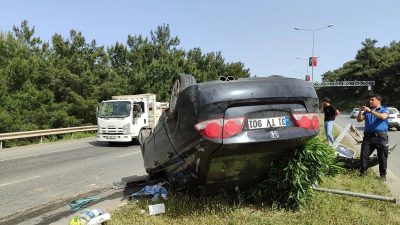 Hatay’ın Belen ilçesinde meydana gelen trafik kazasında, bir otomobil refüjdeki