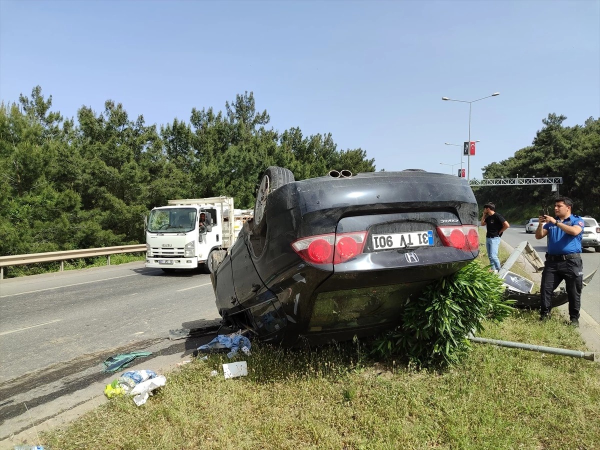 Otomobil Refüjdeki Direğe Çarptı 