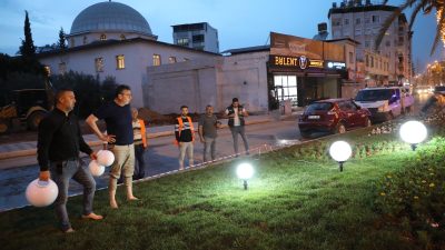 İskenderun Belediye Başkanı Mehmet Dönmez, aktif olarak sahada çalışmaya devam