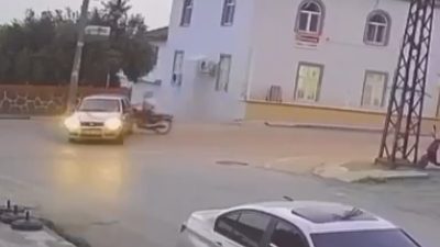 Hatay’ın Erzin ilçesinde bir motosikletin otomobile ok gibi saplandığı ve