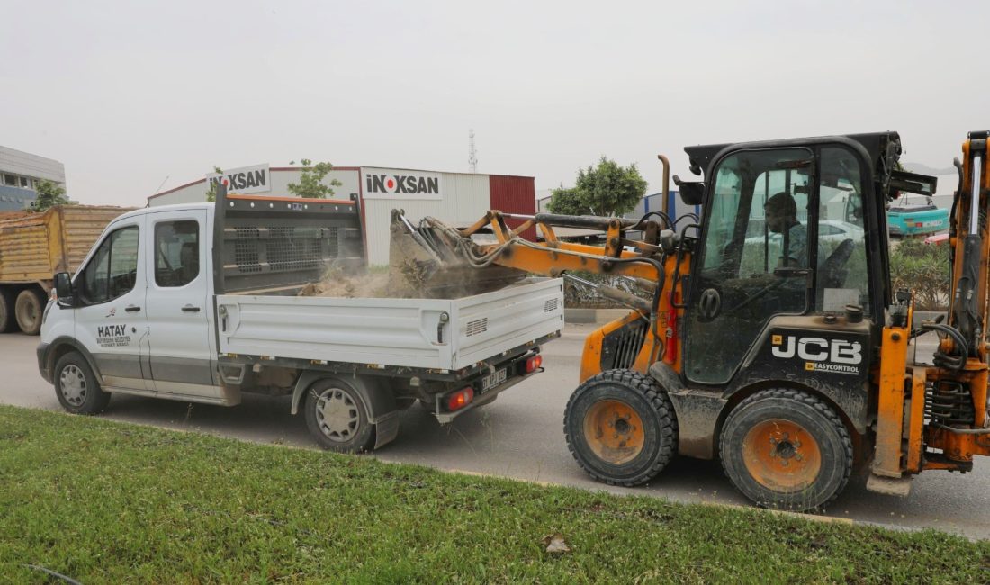 Hatay Büyükşehir Belediyesi, trafiğin yoğun olarak seyrettiği ana arterlerde temizlik