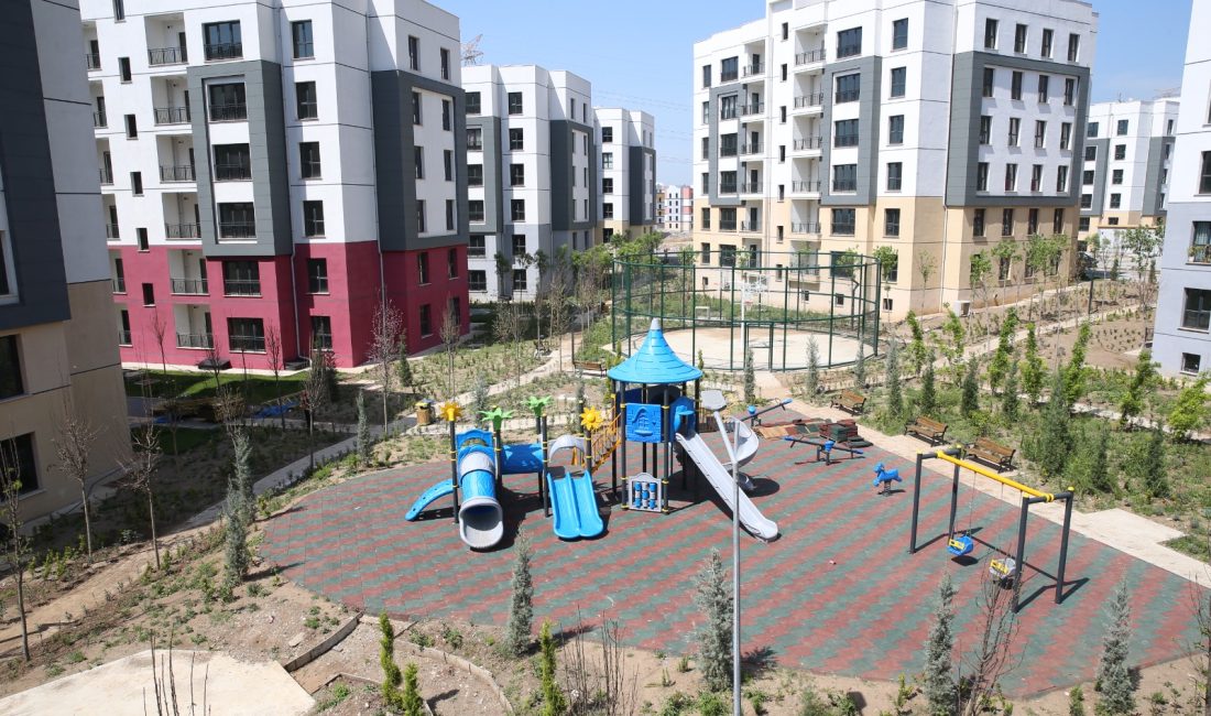 
Hatay'ın Payas ilçesinde, depremlerde evini kaybeden afetzedeler, TOKİ tarafından yapımı