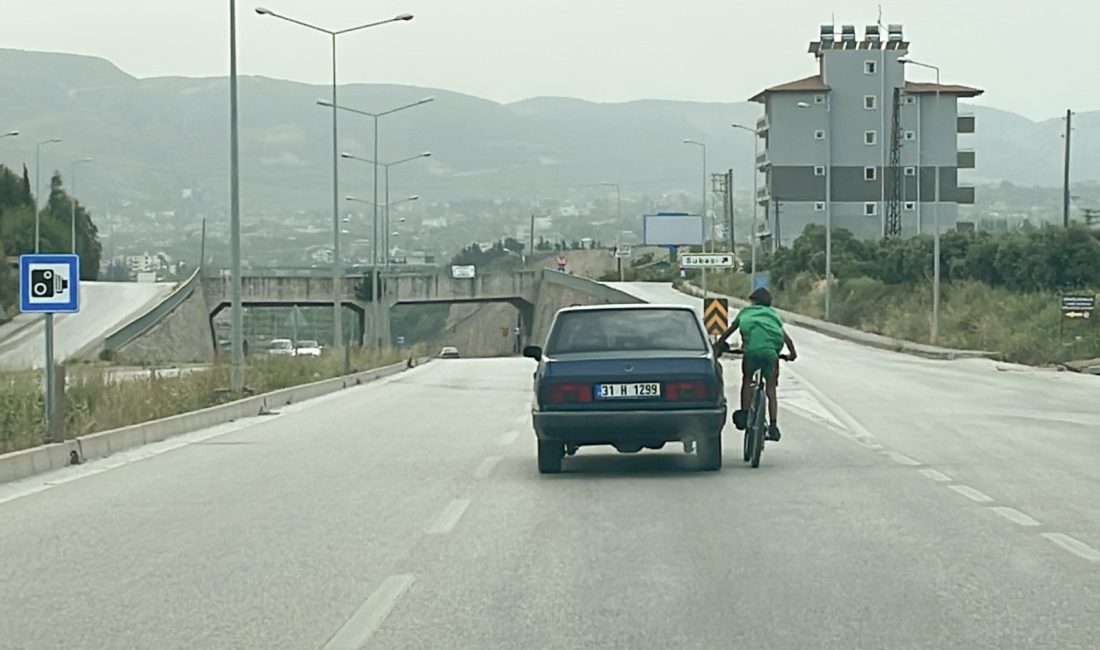 Hatay’ın Defne ilçesinde, bisikletli