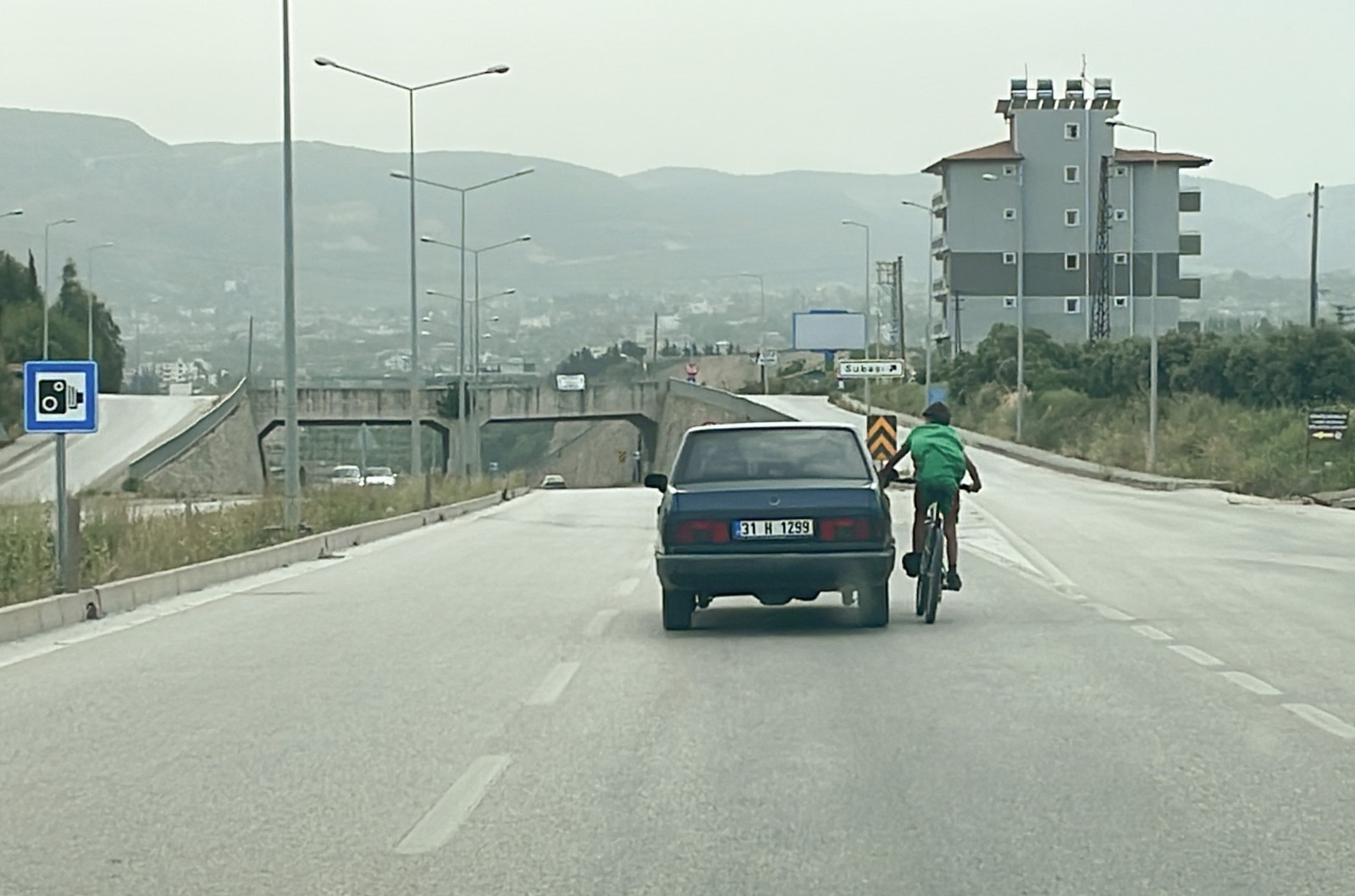 Bisikletlinin tehlikeli yolculuğu kamerada 