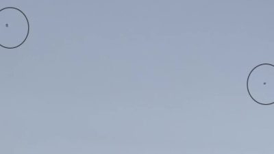 Hatay’ın İskenderun ilçesinde gökyüzünde beliren 3 cisim vatandaşlarda merak uyandırdı.