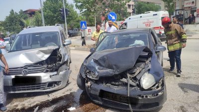 Defne ilçesi Harbiye mahallesindeki kazada, iki araç büyük hasar aldı