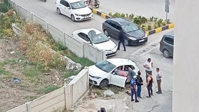Hatay’ın İskenderun ilçesinde meydana gelen trafik kazasında bir otomobil Asri