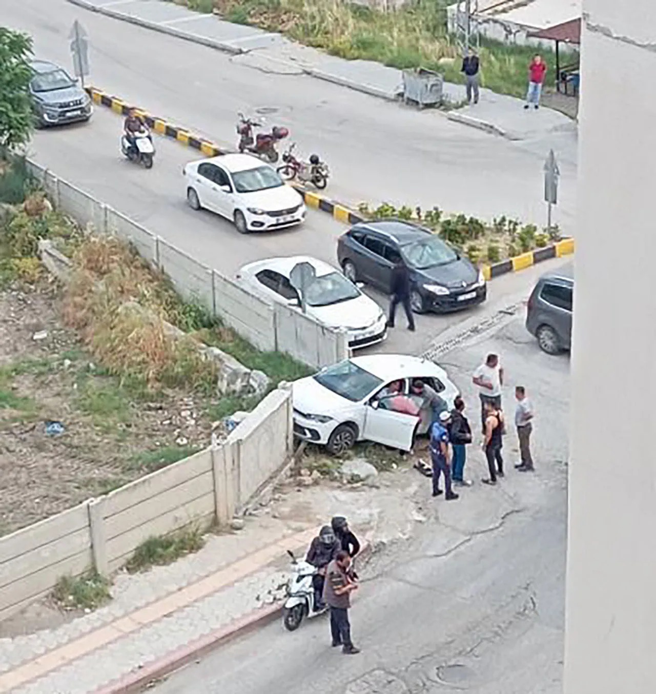 Hatay’ın İskenderun ilçesinde meydana gelen trafik kazasında bir otomobil Asri