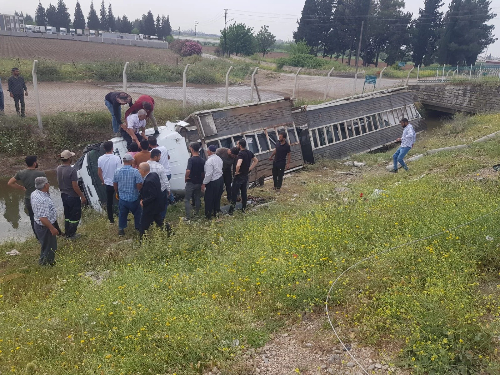 Sulama kanalına Tır devrildi