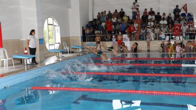 İskenderun belediyesi, Nisan ayı henüz tamamlanmadan yüzme havuzu kapılarını açtı.