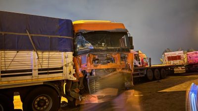 Hatay’ın İskenderun ilçesinde bir tırın yol kenarında yemek yiyen tır