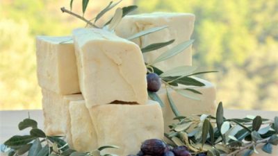 Hatay'ın zengin doğal kaynaklarından biri olan zeytinyağı sabunu, kuru ciltleri