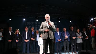 Öntürk, AK Parti İskenderun İlçe Başkanlığı önünde bir araya gelen