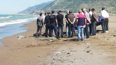 Hatay’ın Samandağ ilçesinde sahilde 35 yaşlarında olduğu iddia edilen erkek
