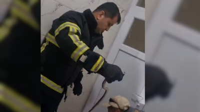 Hassa’da bir evde çamaşır yıkamak isteyen ev kadını, çamaşır makinesinde