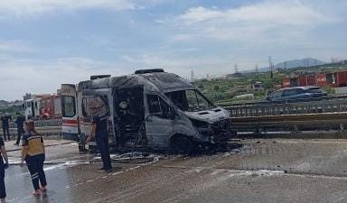 Hatay’da hasta taşıyan seyir halindeki ambulans alevlere teslim oldu. Alev