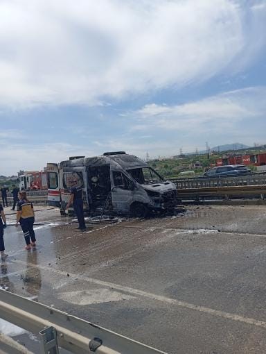 Hasta taşıyan ambulans alevlere teslim oldu