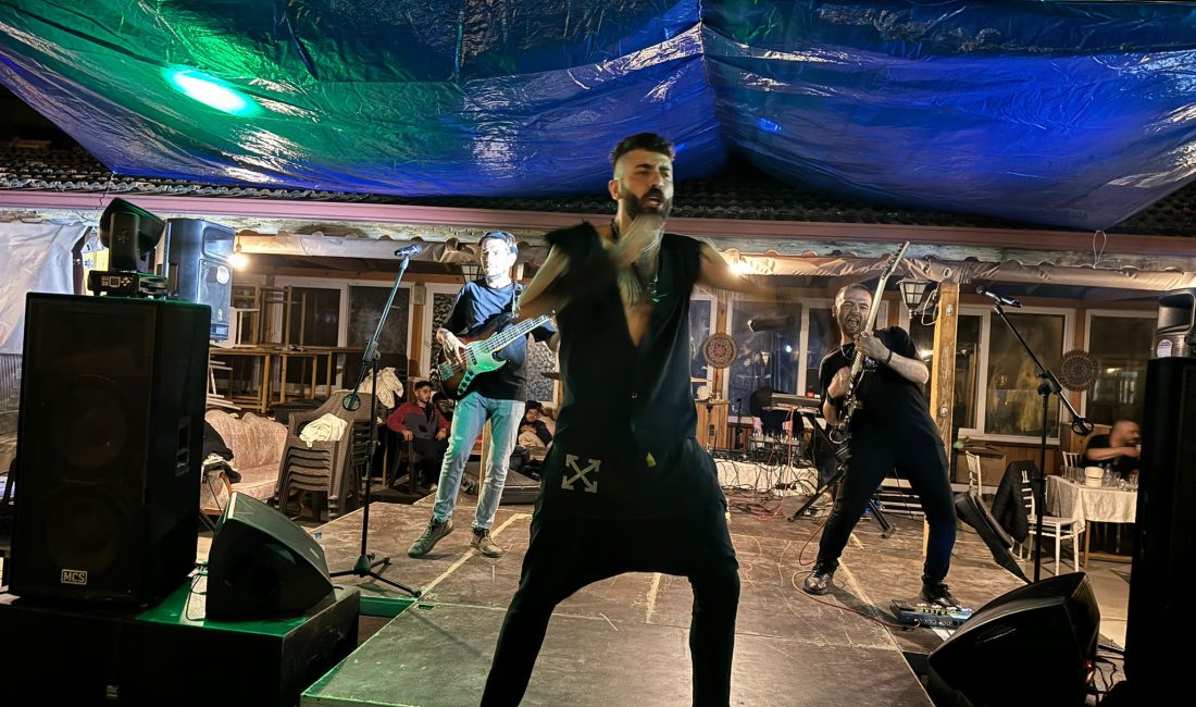 Altınözü ilçesindeki en renkli mahallelerden biri olan Sarılar Mahallesi bir